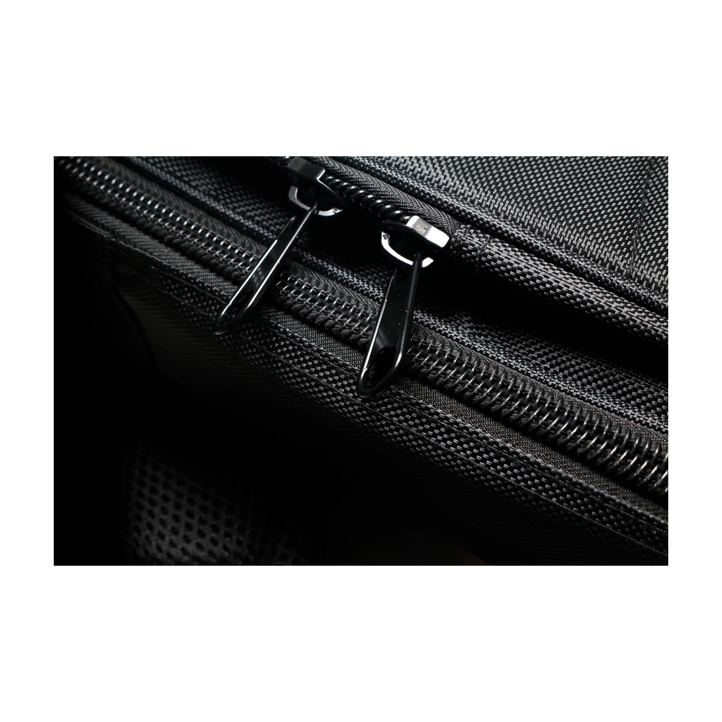 Close up view on the zipper of Ultimate Support USGB-PERF-EB Gig Bag for Electric Bass