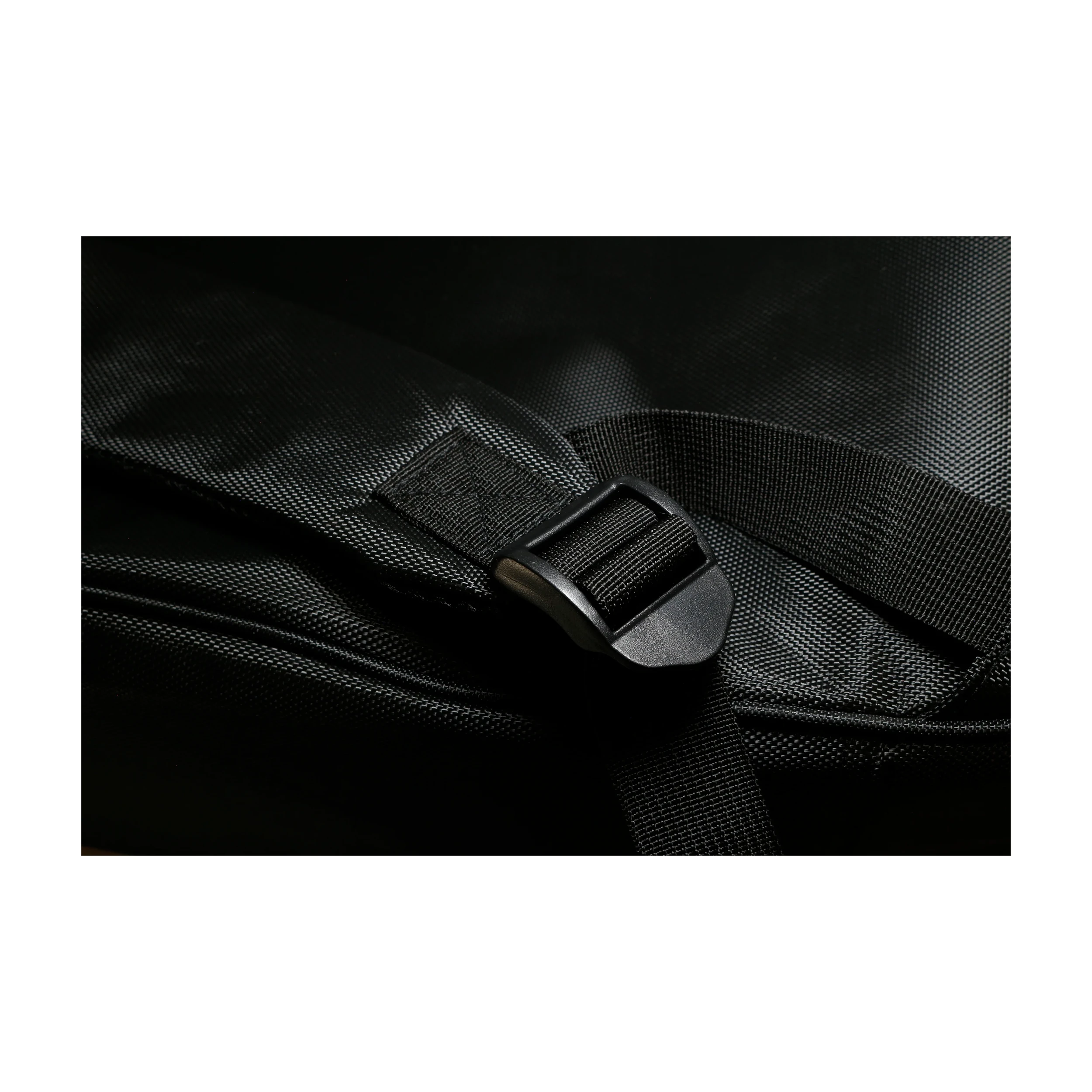 Close up view on the belt of Ultimate Support USGB-PERF-EB Gig Bag for Electric Bass