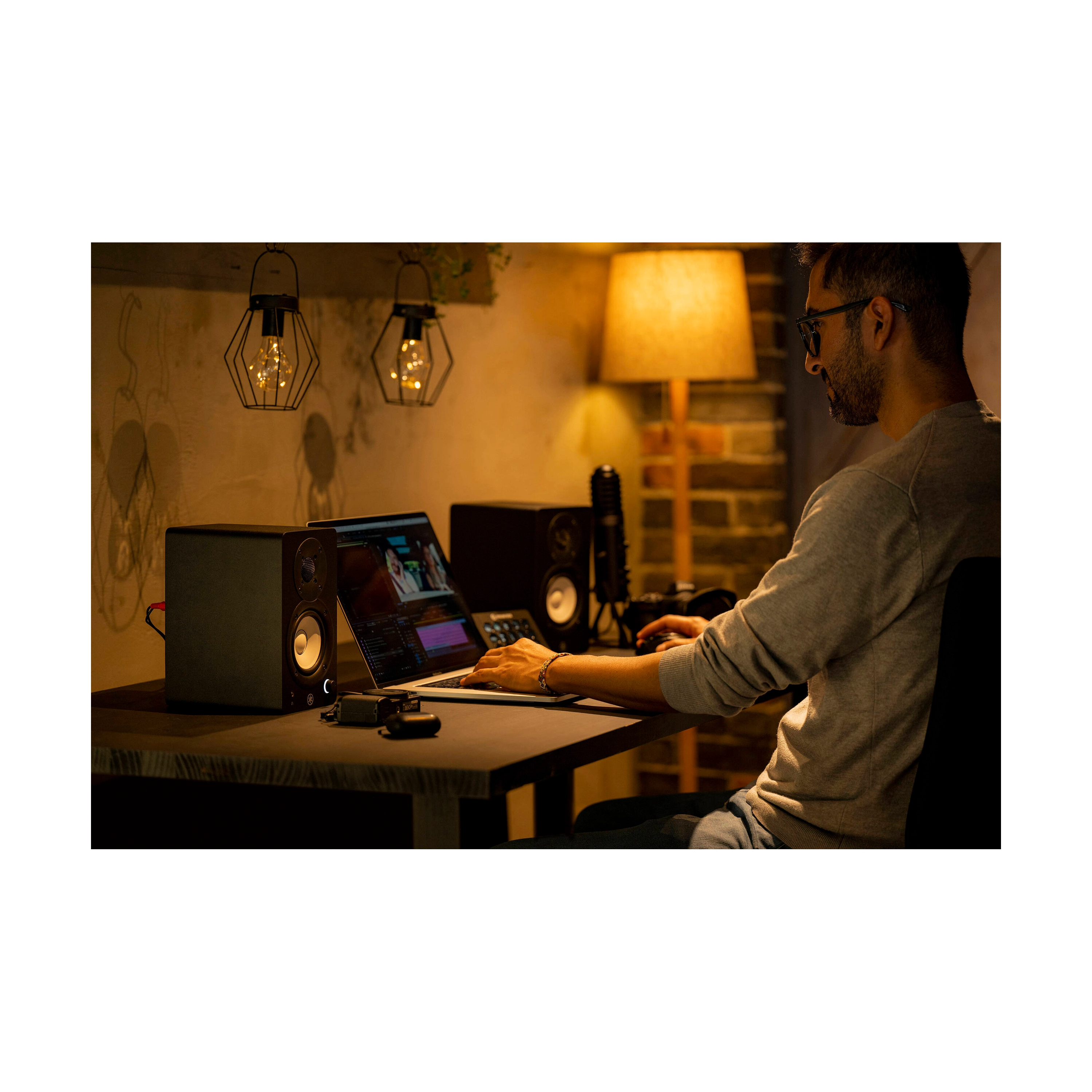 View of the speakers on a studio desk Yamaha HS3 3.5-inch Powered Studio Monitor Pair - Black