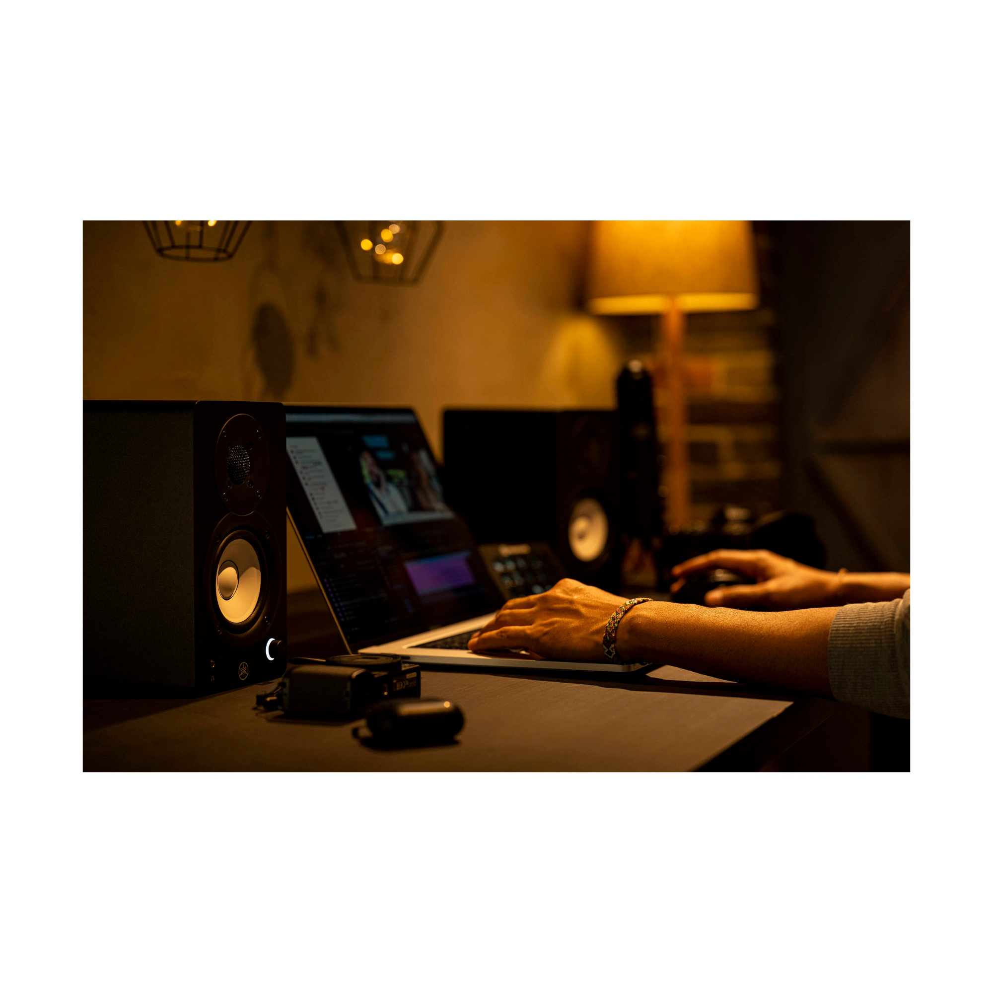 View of the speakers on a studio desk Yamaha HS3 3.5-inch Powered Studio Monitor Pair - Black
