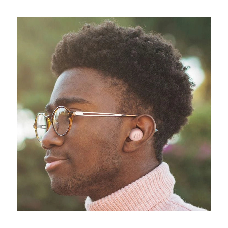Yamaha TW-E3C a person using the in-ear