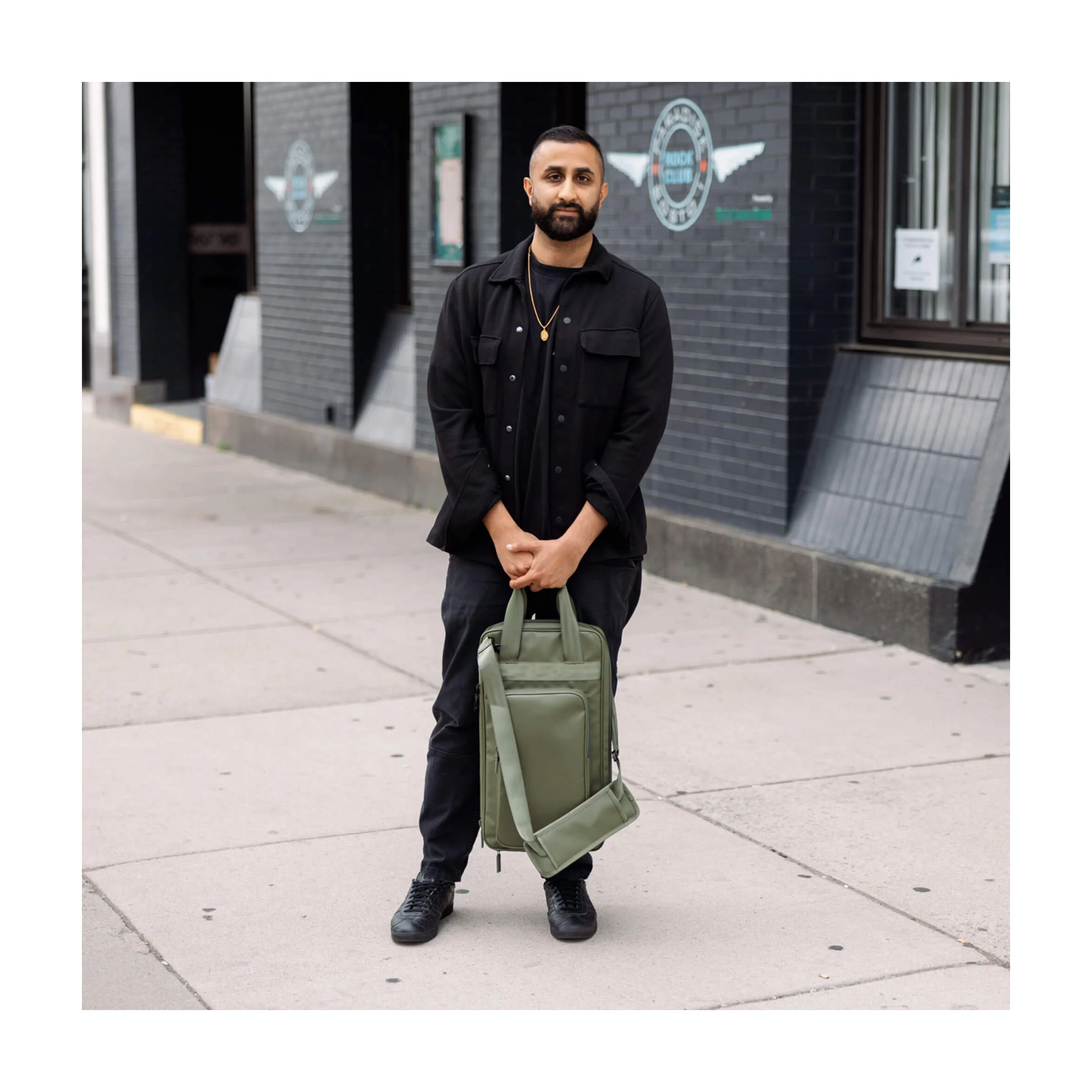 ZXSB00602 Lifestyle Outside the Venue on Tour.