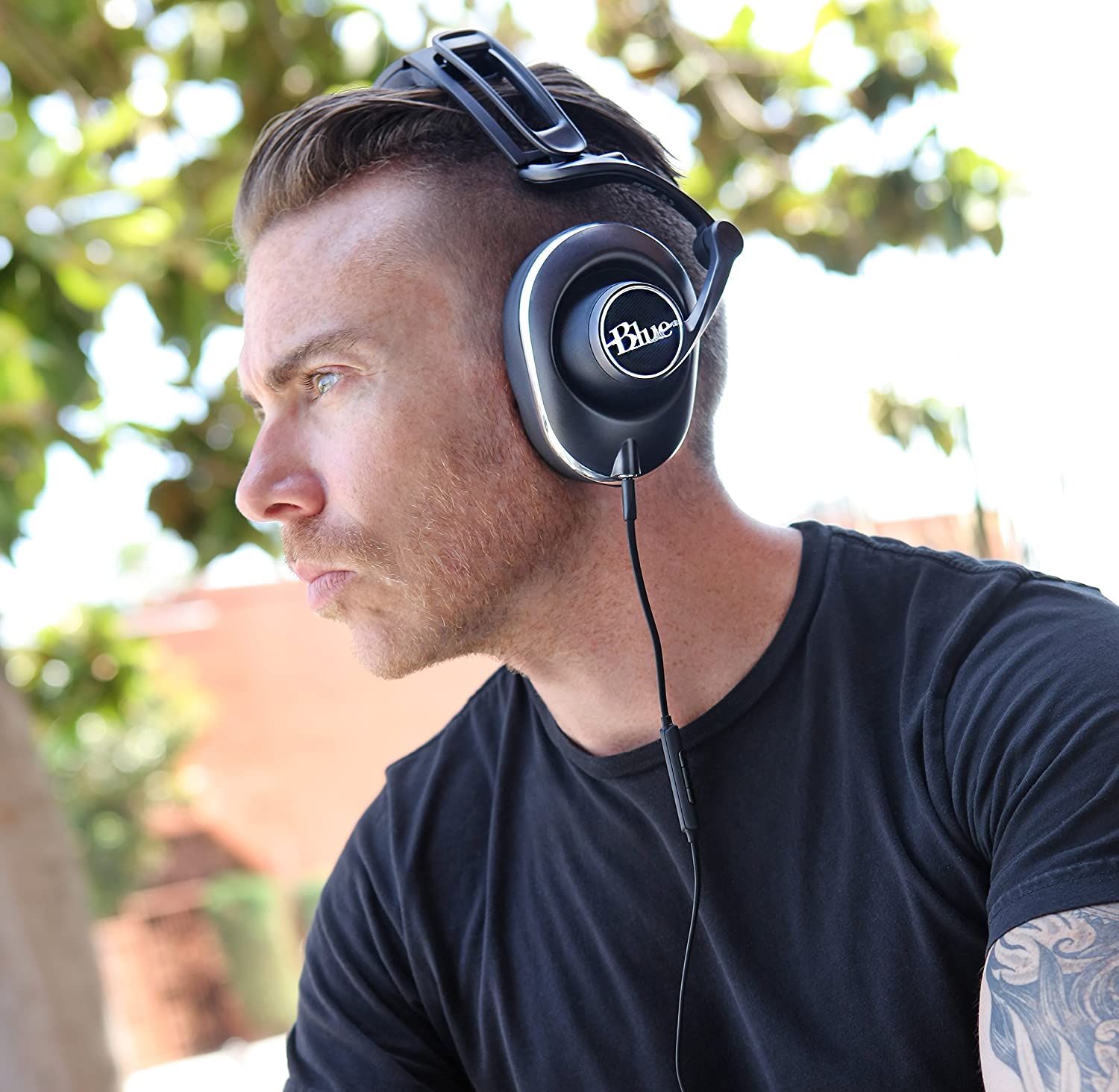 Auriculares cerrados sobre la oreja BLUE Lola negros
