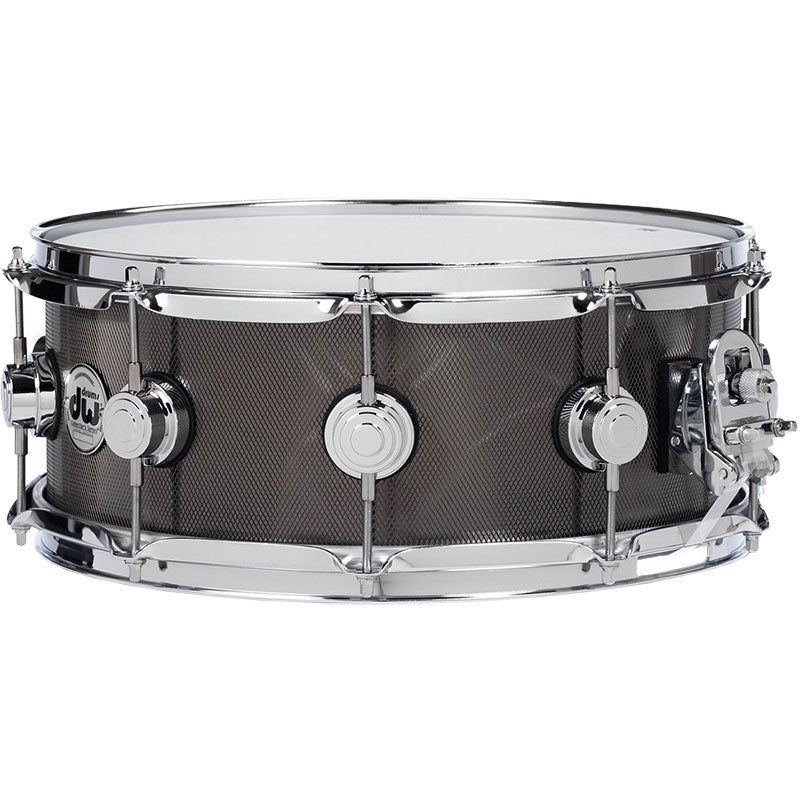 DW 5.5" x 14" Serie de Coleccionista con Acabado Estriado en Níquel Negro sobre Acero Inoxidable para Batería