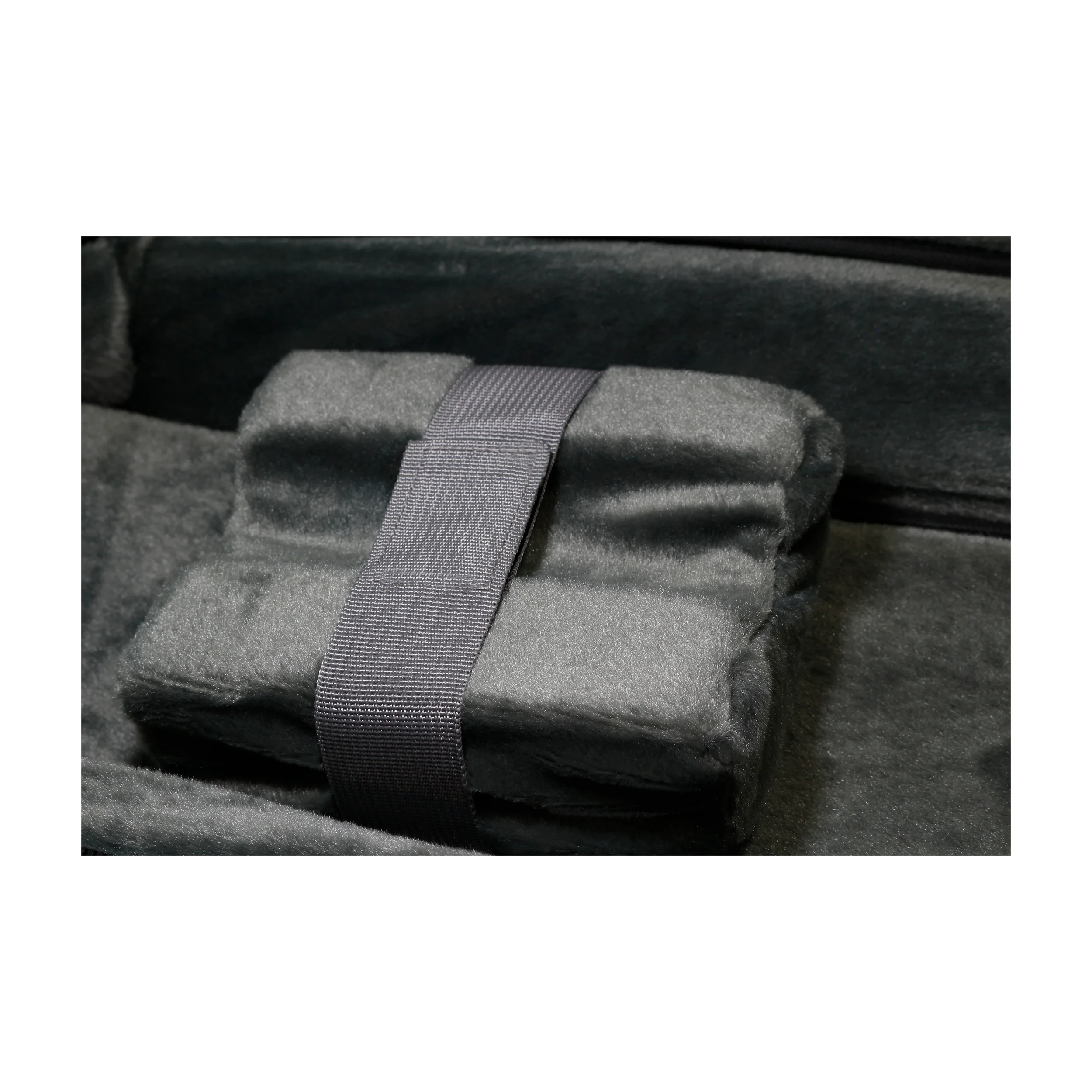 Close up view on the armrests of Ultimate Support USGB-PERF-EB Gig Bag for Electric Bass