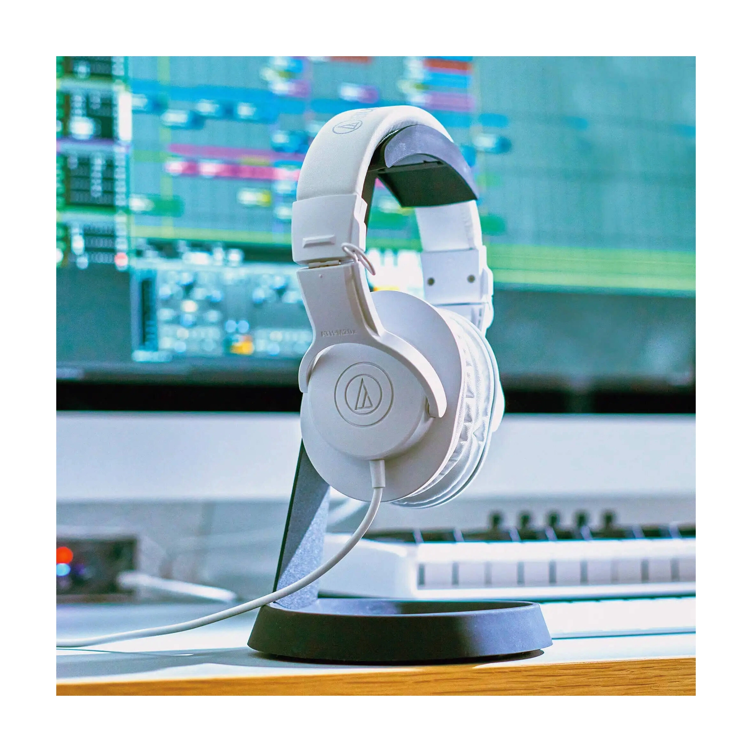 Audio-Technica ATH-M20x closed-back monitoring headphones - white
Lifestyle at the studio