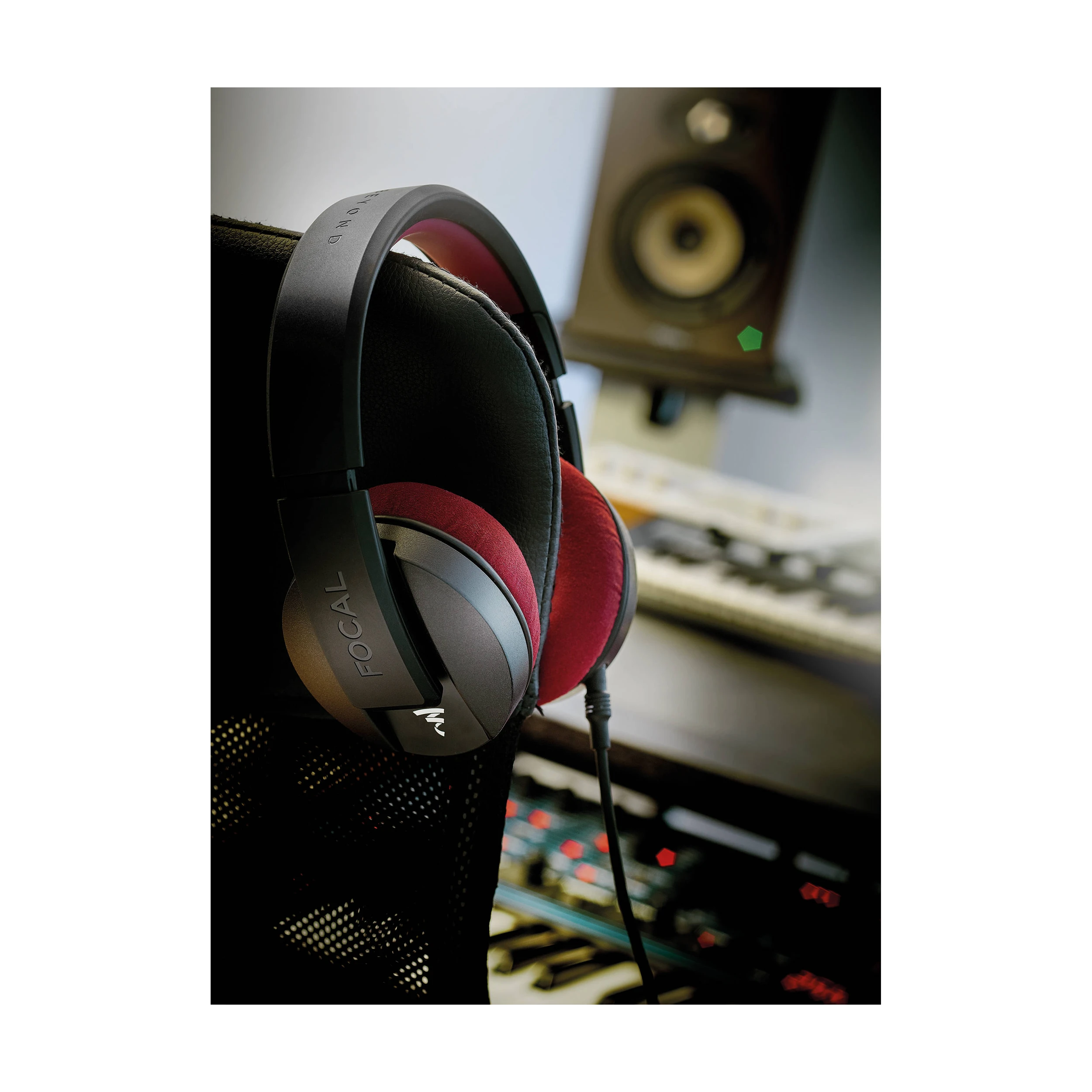 Live view of Focal Listen Professional Closed-Back Headphones