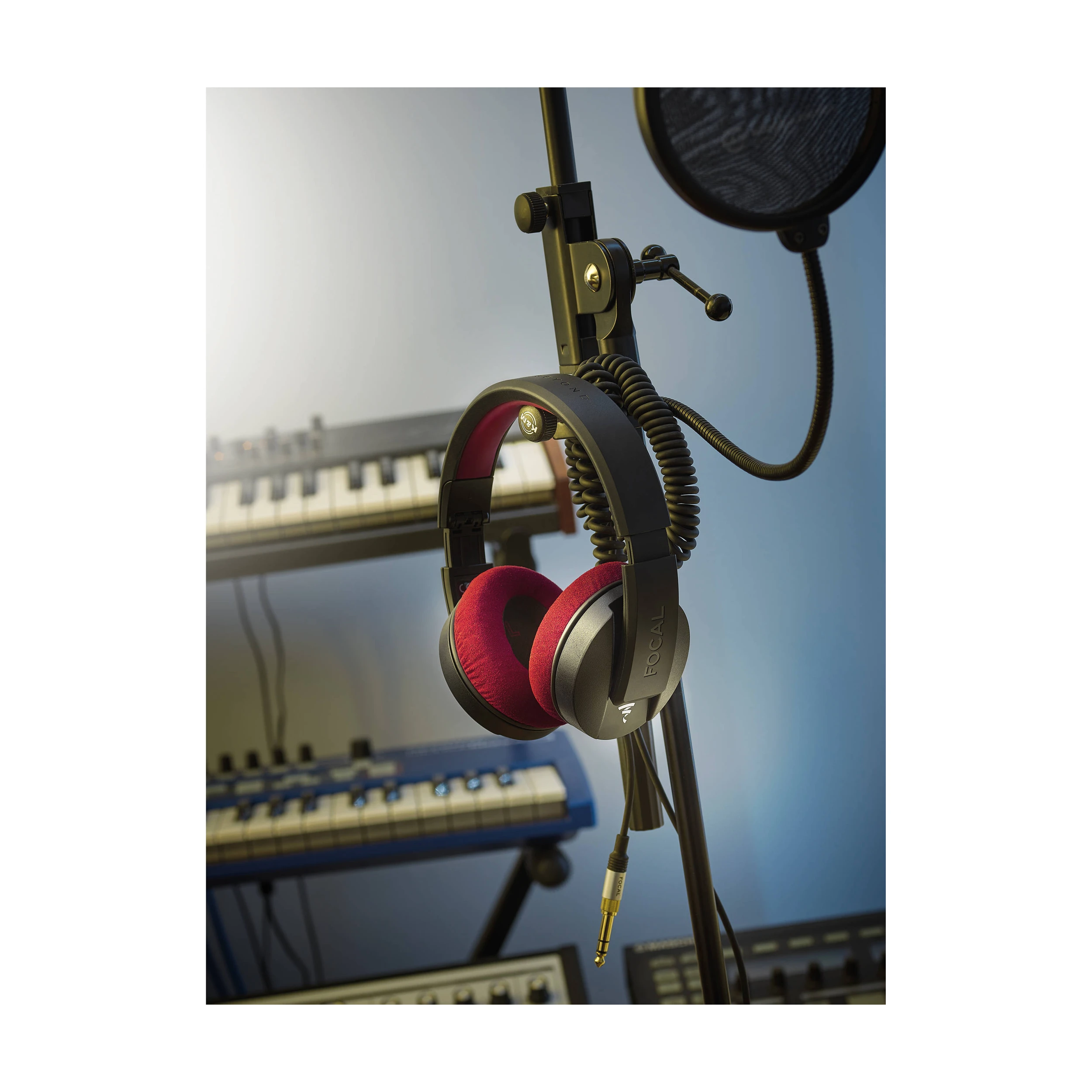 Live view of Focal Listen Professional Closed-Back Headphones
