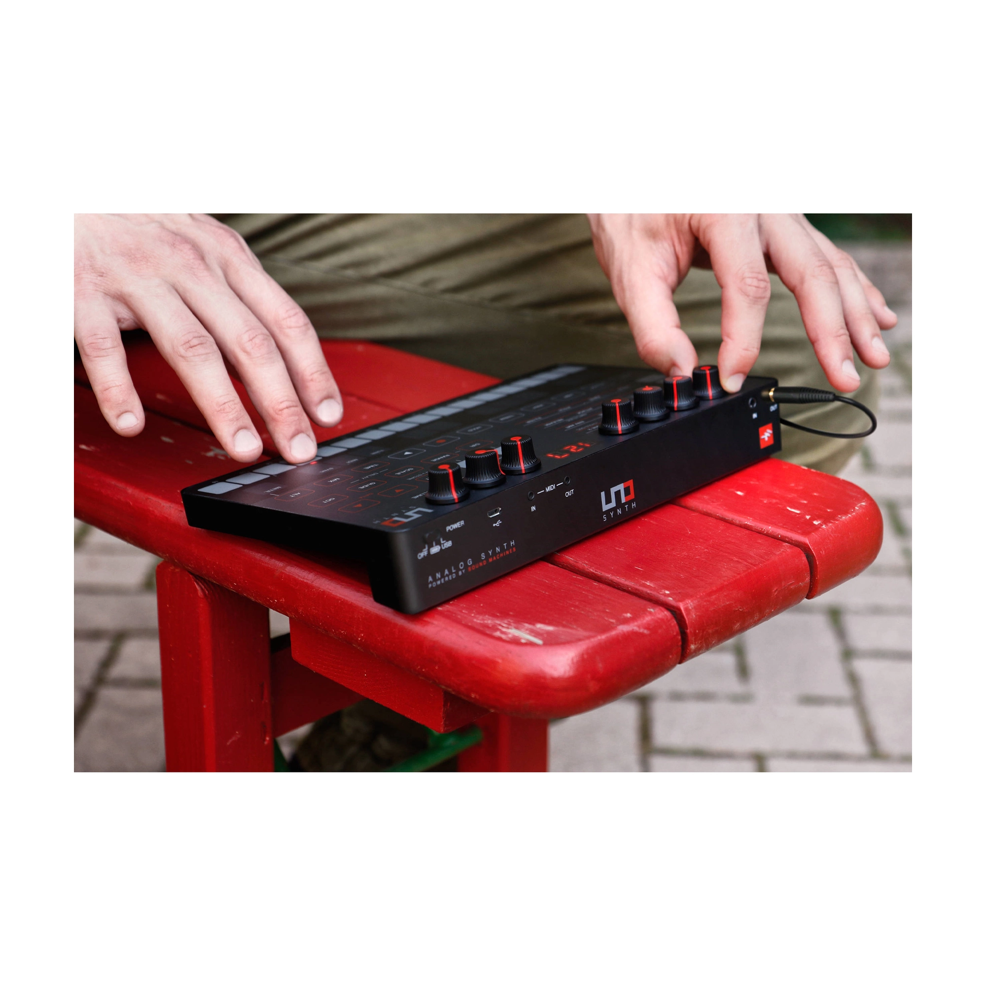IK Multimedia UNO Synth Portable Monophonic Analog Synthesizer - B-Stock