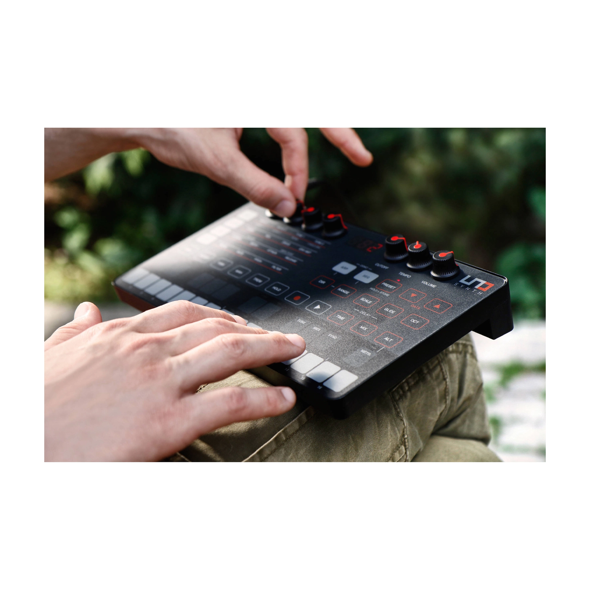 IK Multimedia UNO Synth Portable Monophonic Analog Synthesizer - B-Stock