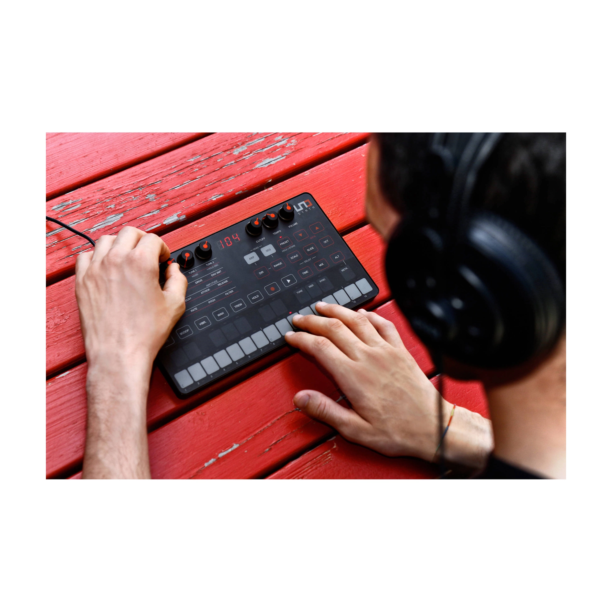 IK Multimedia UNO Synth Portable Monophonic Analog Synthesizer - B-Stock