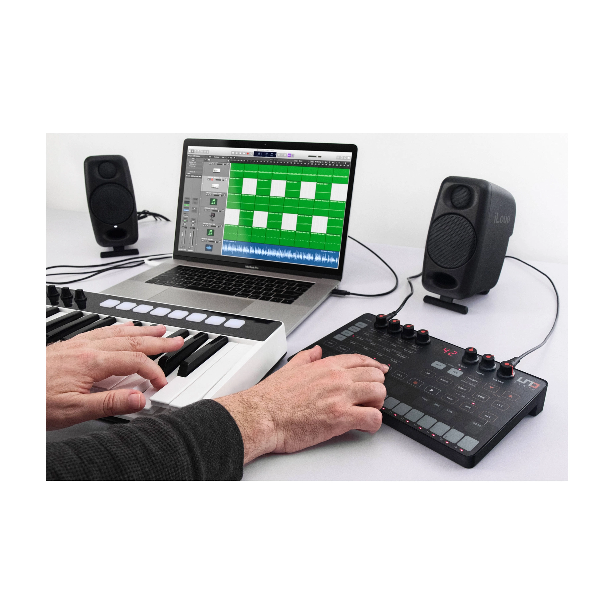 IK Multimedia UNO Synth Portable Monophonic Analog Synthesizer - B-Stock