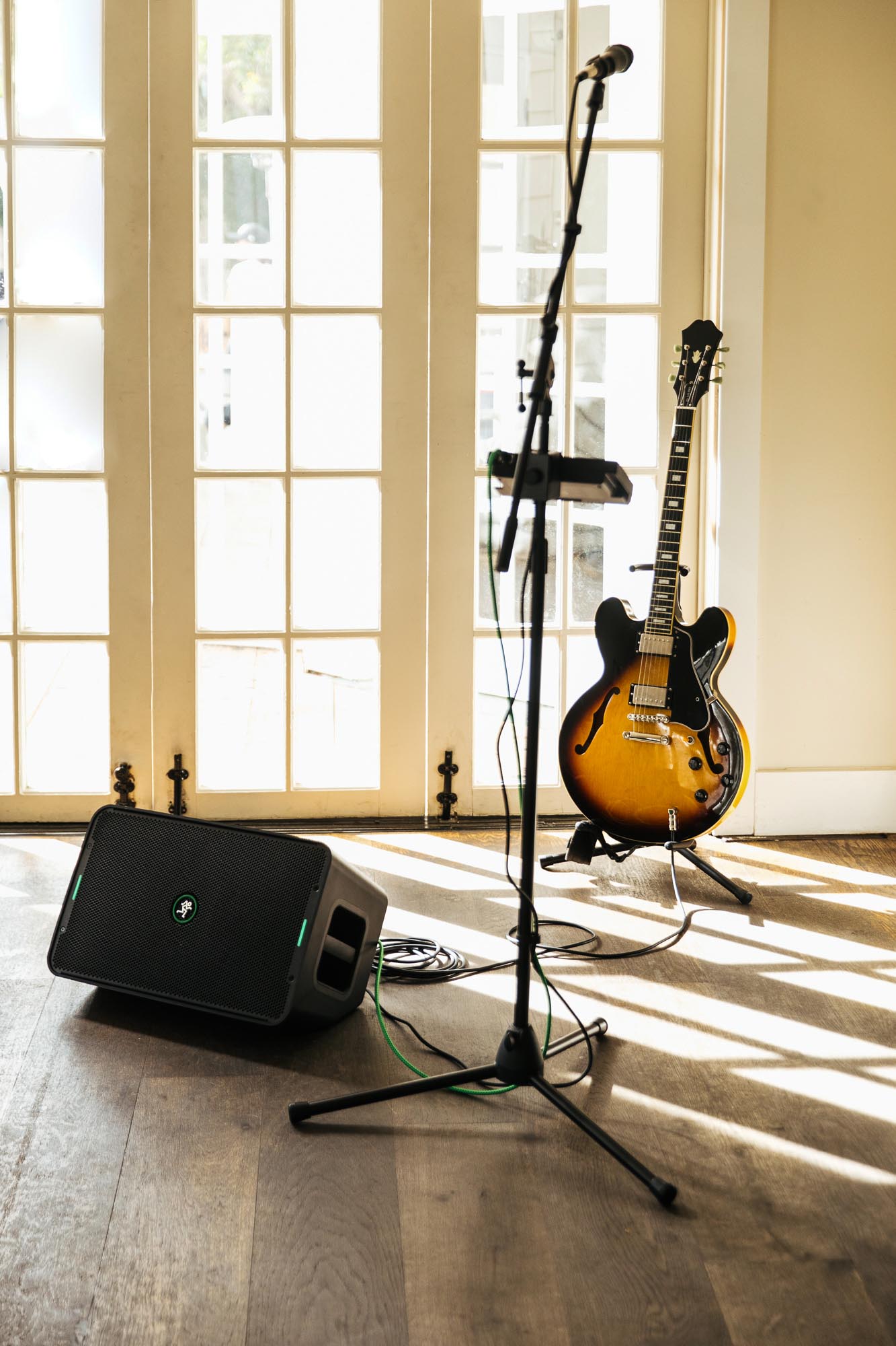 Mackie Showbox Battery-Powered All-In-One Live Performance Rig