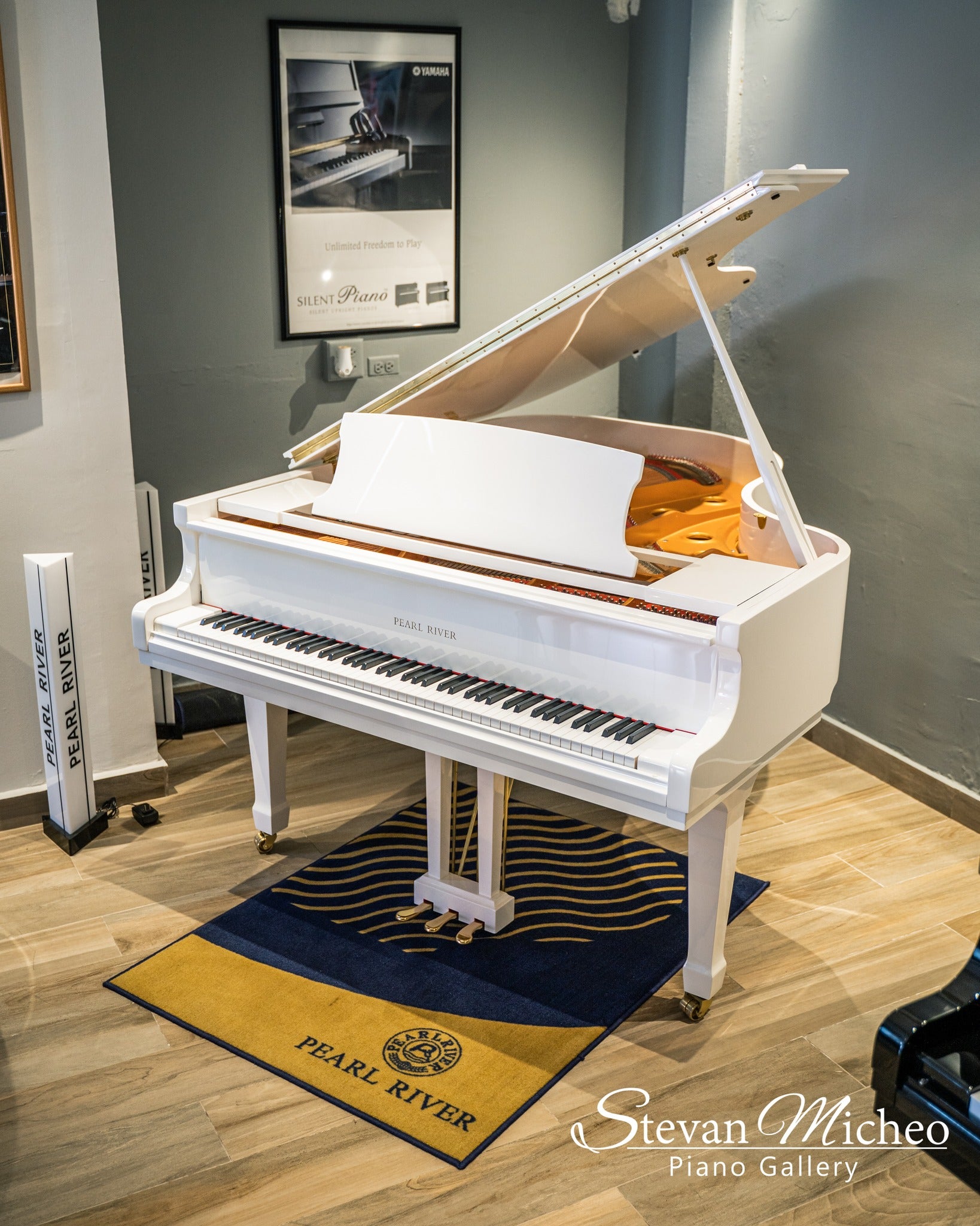 Pearl River GP170 Grand Piano - Polished White