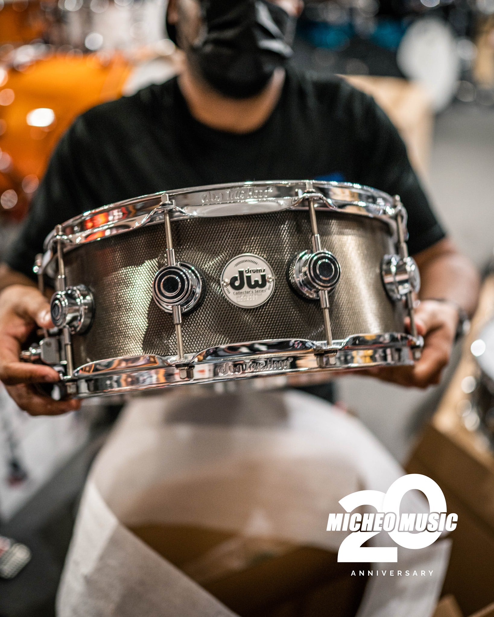 DW 5.5" x 14" Serie de Coleccionista con Acabado Estriado en Níquel Negro sobre Acero Inoxidable para Batería