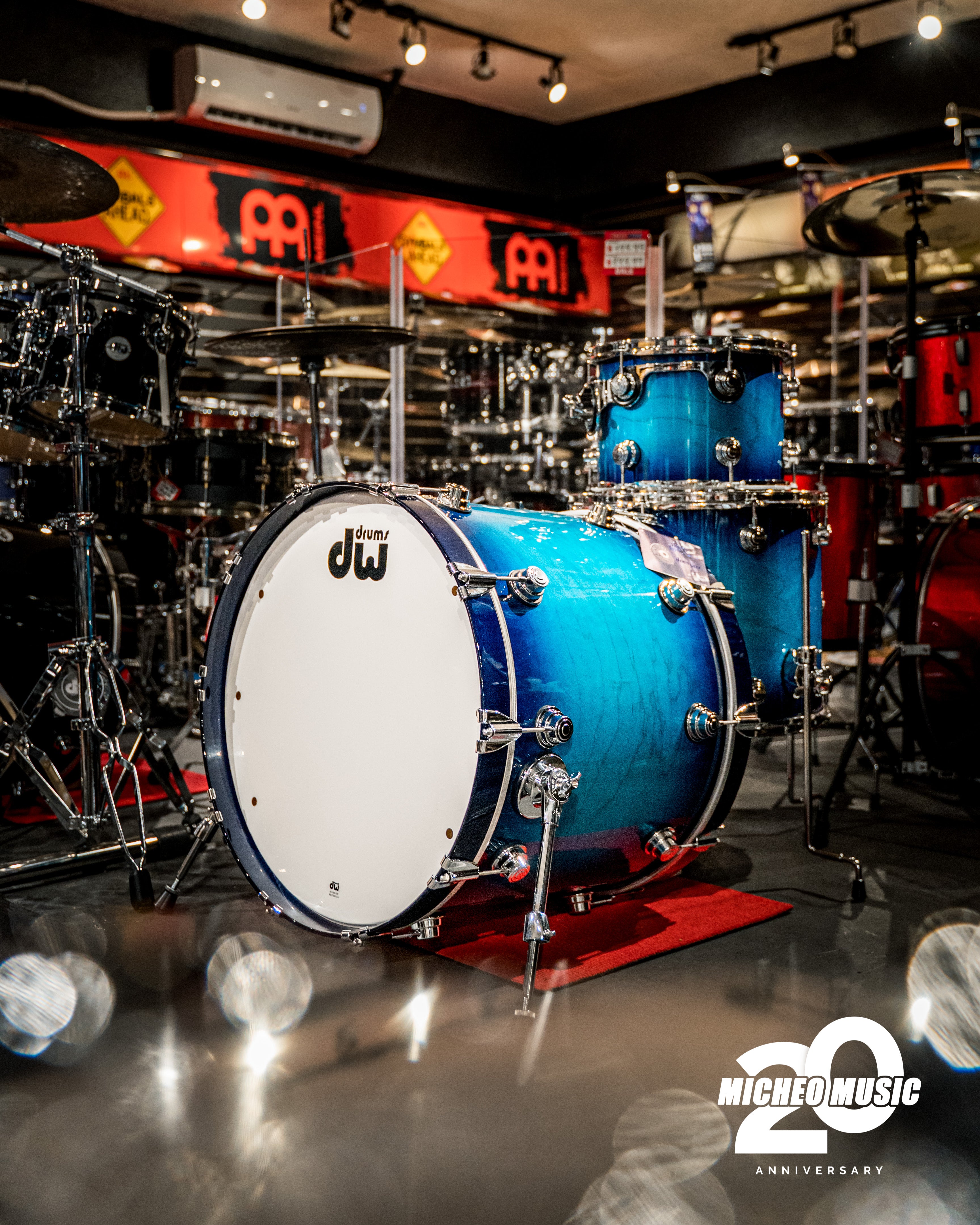 Kit de batería DW Jazz Series Custom de 3 piezas en arce/madera de goma - De azul real a azul real